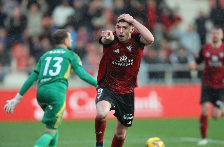 (Crónica) El Mirandés gana y vuelve a ser líder con el empate del Racing en El Molinón