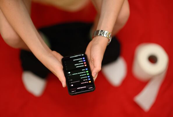 Mira los riesgos de estar más de 10 minutos en el inodoro viendo pantalla