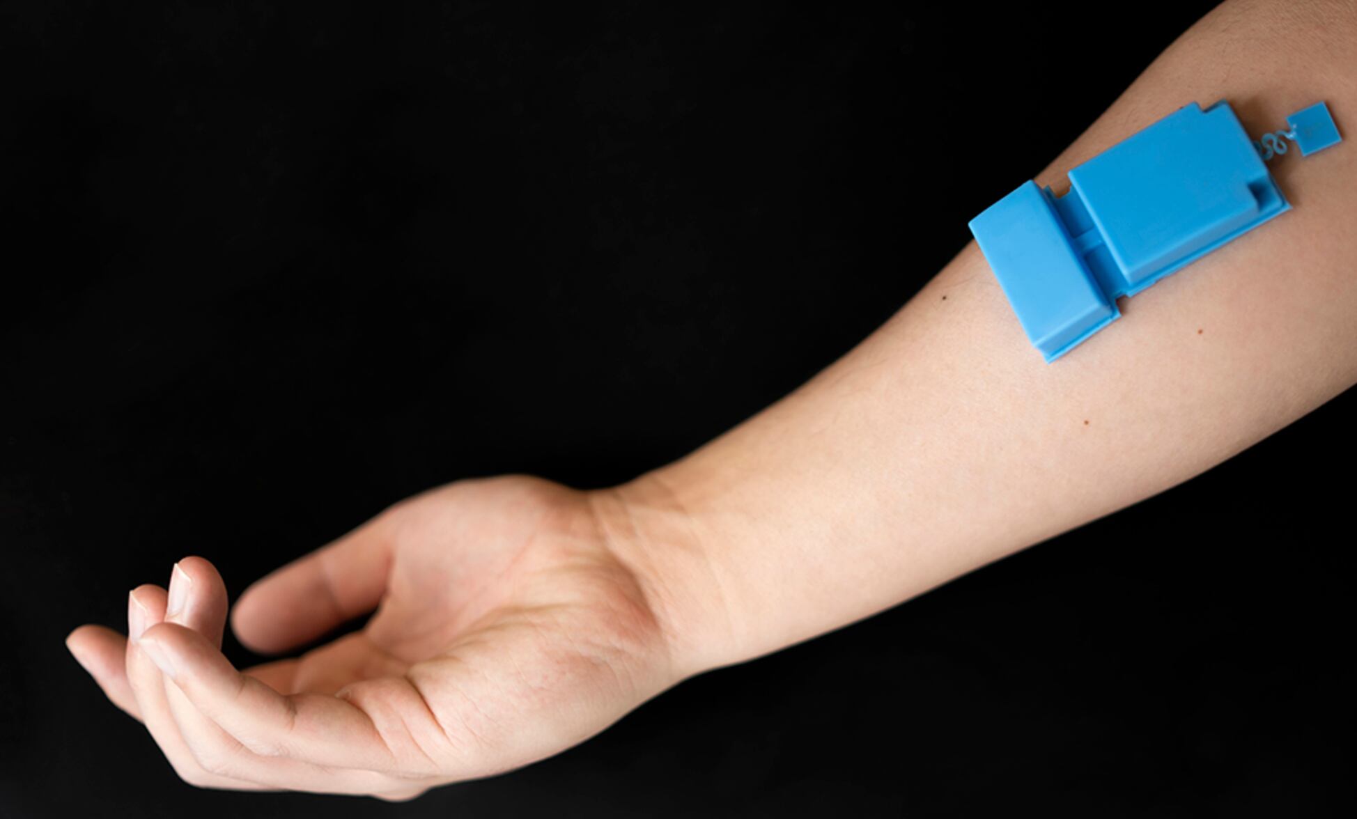 Este gadget monitorea la actividad muscular y funciona como interfaz hombre-máquina