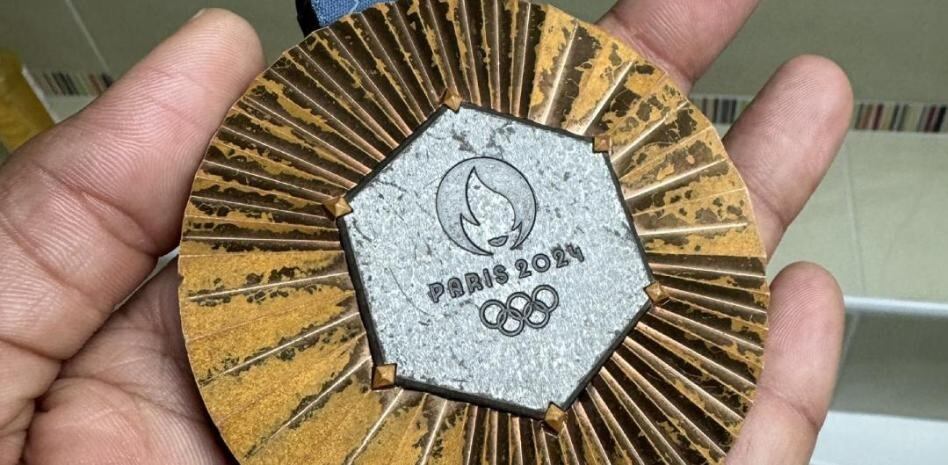 Siguen reportes de deterioro de medallas olímpicas de París 2024 ¿Por qué se dañan?